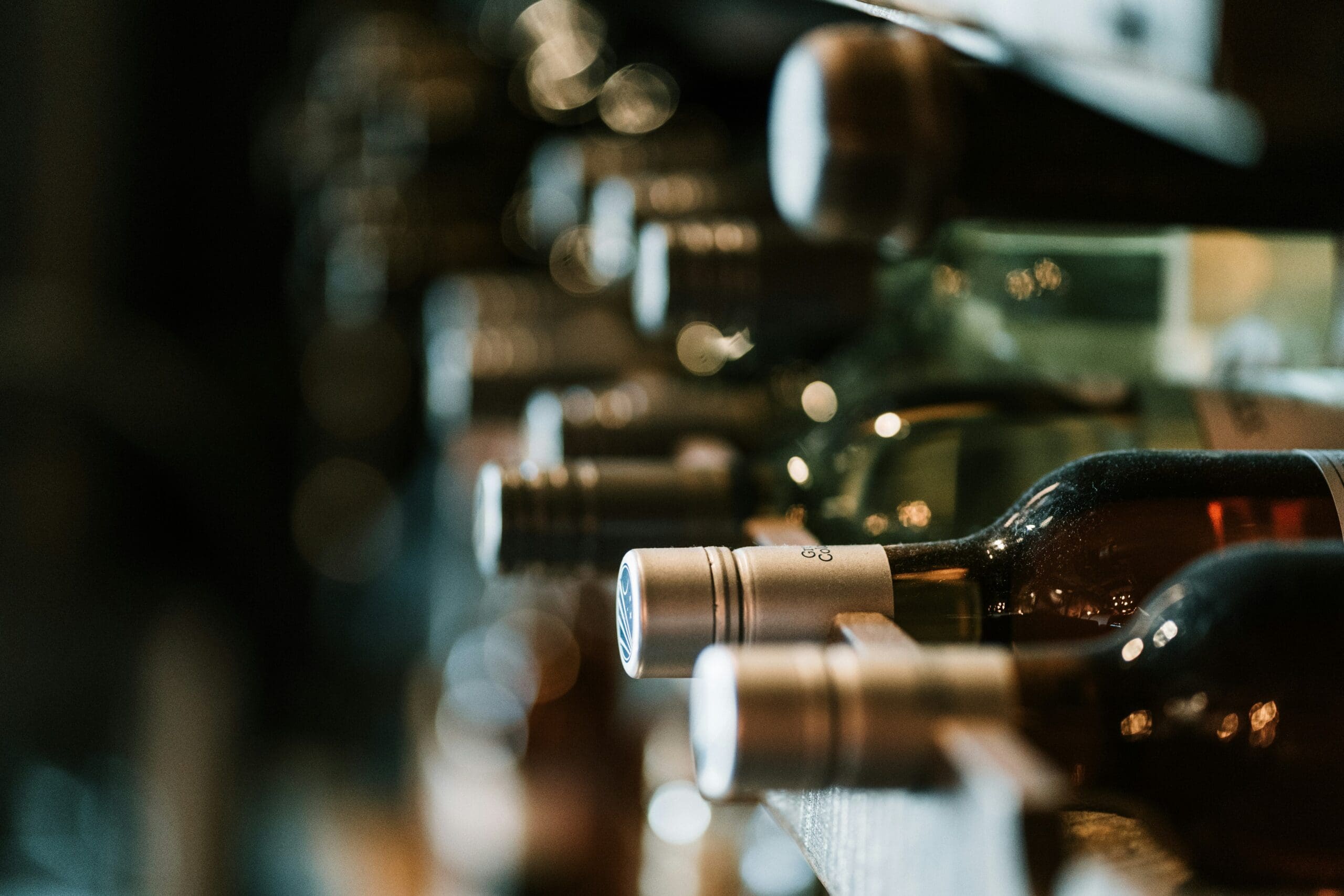 Photo a bartender pouring a glasee of white wine.